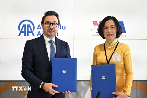 Tổng Giám đốc TTXVN Vũ Việt Trang và Chủ tịch kiêm Giám đốc điều hành hãng AA (Thổ Nhĩ Kỳ) ký lại Thỏa thuận Hợp tác Nghiệp vụ giai đoạn mới. (Ảnh: AA) 