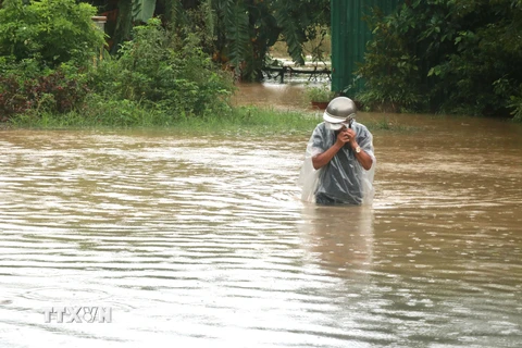 Điểm giao giữa đường Lê Thánh Tông và Thanh Tịnh ở thành phố Đông Hà (Quảng Trị) bị ngập do mưa lớn. (Ảnh: Nguyên Lý/TTXVN)