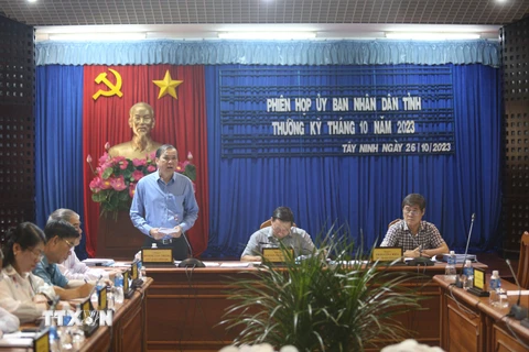 Lãnh đạo Ủy ban Nhân dân tỉnh Tây Ninh xem xét thông qua các chủ trương được trình tại phiên họp thường kỳ. (Ảnh: Giang Phương/TTXVN)