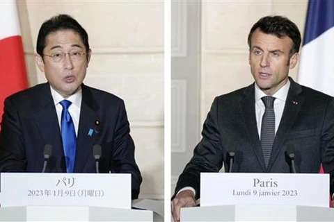 Thủ tướng Nhật Bản Fumio Kishida (trái) và Tổng thống Pháp Emmanuel Macron. (Ảnh: Kyodo/TTXVN) 