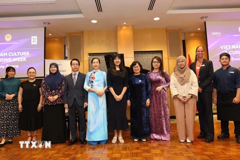 Đại sứ Trần Anh Vũ và phu nhân (áo dài xanh) cùng các quan khách và nghệ sỹ 2 nước Việt Nam-Brunei tại sự kiện. (Ảnh: TTXVN phát)