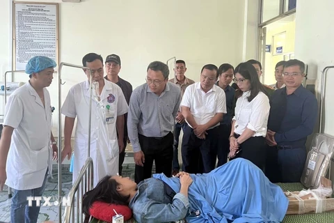 Lãnh đạo Ủy ban An toàn Giao thông Quốc gia thăm hỏi các nạn nhân vụ tai nạn giao thông tại huyện Hữu Lũng, tỉnh Lạng Sơn. (Ảnh: TTXVN phát)