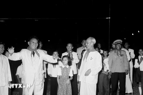 Thiếu nhi thủ đô chào mừng Bí thư thứ nhất Đảng Nhân dân Cách mạng, Chủ tịch Hội đồng Bộ trưởng nước Cộng hòa Nhân dân Mông Cổ Tsedenbal sang thăm Việt Nam tại Phủ Chủ tịch, tối 31/8/1959. (Nguồn: TTXVN) 