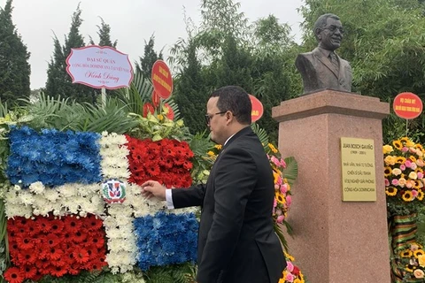 Đại sứ Cộng hòa Dominicana tại Việt Nam, Jaime Yorquis Francisco Rodríguez đặt vòng hoa trước tượng đài Tổng thống Dominicana Juan Bosch tháng 3/2022. (Nguồn: Vietnam+) 