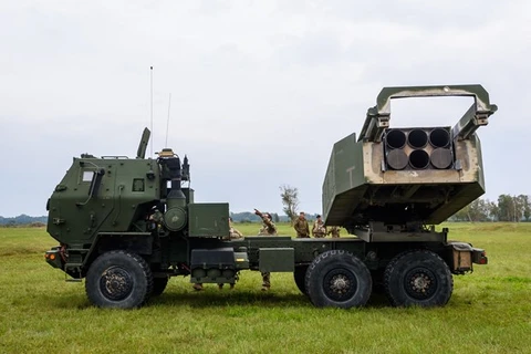 Hệ thống Rocket Đa nòng Cơ động cao (HIMARS) nằm trong gói viện trợ quân sự của Mỹ cho Ukraine. (Nguồn: AFP/TTXVN)