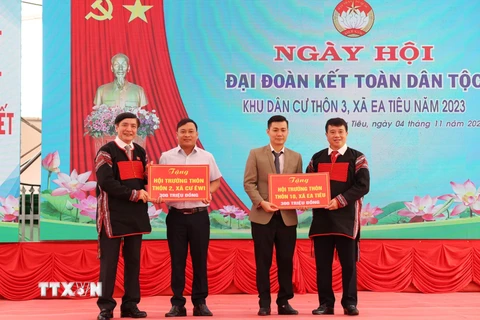 Đoàn công tác của Trung ương trao bảng tương trưng hỗ trợ công trình nhà văn hóa thôn cho các xã của huyện Cư Kuin, tỉnh Đắk Lắk. (Ảnh: Tuấn Anh/TTXVN) 
