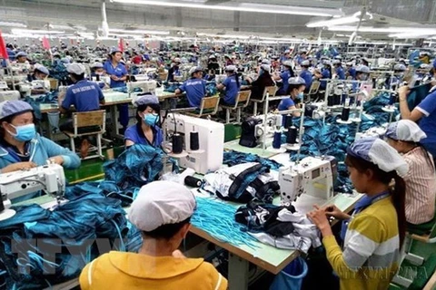 Sản xuất hàng may mặc xuất khẩu tại Công ty may mặc New Apparel, Khu công nghiệp Bắc Đồng Phú, tỉnh Bình Phước. (Ảnh: Dương Chí Tưởng/TTXVN) 