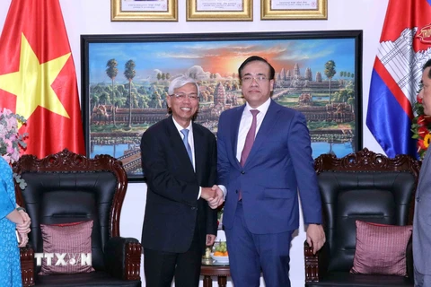 Ông Võ Văn Hoan (bên trái), Phó Chủ tịch Ủy ban Nhân dân Thành phố Hồ Chí Minh chúc mừng ông Chan Sorykan, Tổng lãnh sự Vương quốc Campuchia tại Thành phố Hồ Chí Minh. (Ảnh: Xuân Khu/TTXVN)