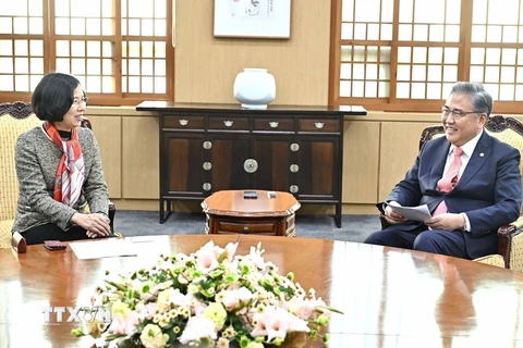 Tổng Giám đốc TTXVN Vũ Việt Trang gặp Bộ trưởng Ngoại giao Hàn Quốc Park Jin. (Ảnh: Yonhap/TTXVN phát) 