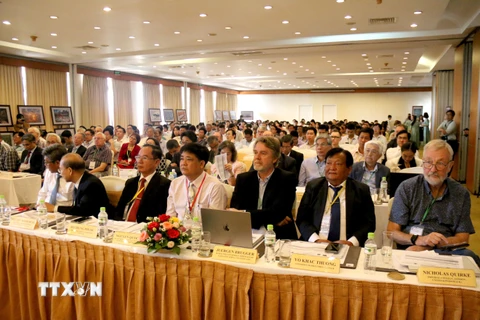 Khoảng 300 đại biểu, trong đó có khoảng 100 đại biểu quốc tế đến từ 20 quốc gia, tham gia tại Hội nghị Quốc tế lần thứ 8 về công nghệ nano và ứng dụng. (Ảnh: Nguyễn Thanh/TTXVN)