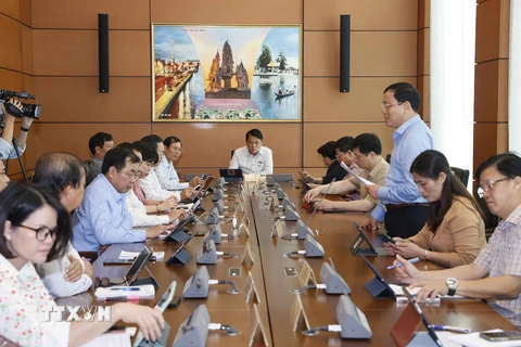 Đoàn đại biểu Quốc hội các tỉnh Phú Thọ, Quảng Trị và Bình Dương thảo luận. (Ảnh: Doãn Tấn/TTXVN) 