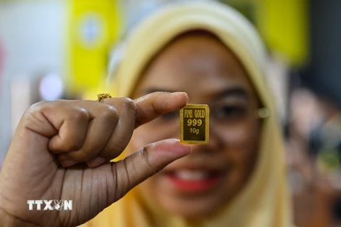 Vàng miếng được bán tại Sàn Giao dịch ở Kelantan, Malaysia. (Ảnh: AFP/TTXVN) 