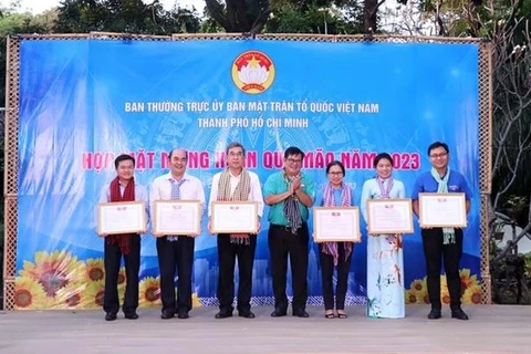 Tuyên dương, khen thưởng các tập thể có thành tích trong triển khai chương trình đỡ đầu sinh viên Lào, Campuchia đang học tập tại Thành phố Hồ Chí Minh. (Ảnh: Xuân Khu/TTXVN) 