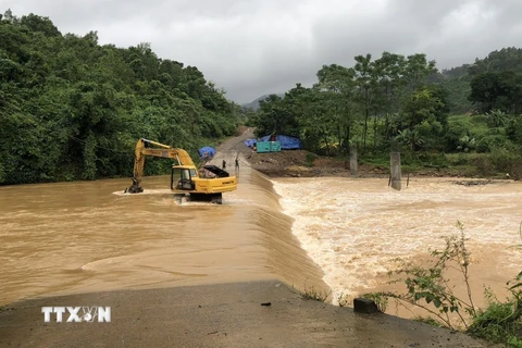 Nước sông dâng cao tại cầu tràn thôn Trăng tà Puồng, xã Hướng Lập (huyện Hướng Hóa, tỉnh Quảng Trị). (Ảnh: TTXVN phát) 