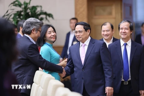Thủ tướng Phạm Minh Chính gặp mặt các nhà giáo, cán bộ quản lý giáo dục tiêu biểu. (Ảnh: Dương Giang/TTXVN)