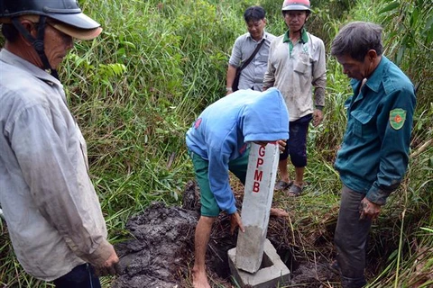 Cắm mốc giải phóng mặt bằng thực hiện dự án Vành đai 3 tại huyện Bình Chánh. (Ảnh: Tiến Lực/TTXVN) 