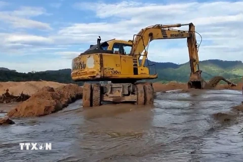 Cát được bơm lên tập kết và đưa đi tiêu thụ tại các bãi ven bờ hồ Thủy điện Ialy. (Ảnh: Hoài Nam/TTXVN)