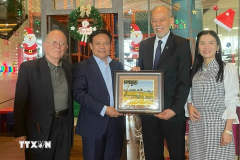 Đại sứ Việt Nam tại Brazil Bùi Văn Nghị (thứ 2, từ trái sang) tặng quà lưu niệm cho ông Inácio Arruda, Chủ tịch Hội Hữu nghị Brazil-Việt Nam. (Ảnh: TTXVN phát) 