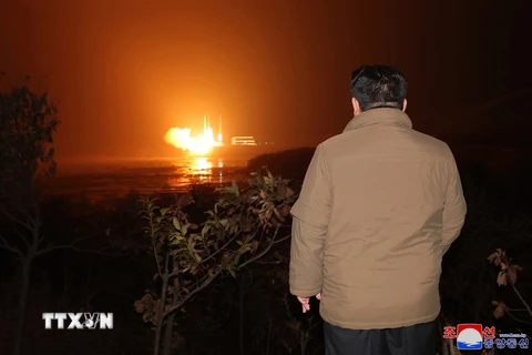 Nhà lãnh đạo Triều Tiên Kim Jong-un thị sát vụ phóng vệ tinh trinh sát “Malligyong-1” tại Bãi phóng vệ tinh Sohae ở quận Cholsan, tỉnh Bắc Phyongan, ngày 21/11/2023. (Nguồn: Yonhap/TTXVN) 