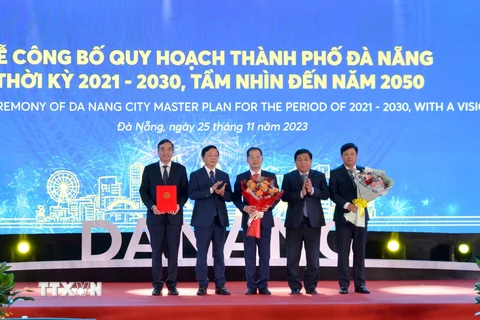 Phó Thủ tướng Chính phủ Trần Hồng Hà (thứ 2, từ trái sang) trao Quyết định Quy hoạch cho lãnh đạo thành phố Đà Nẵng. (Ảnh: Quốc Dũng/TTXVN) 