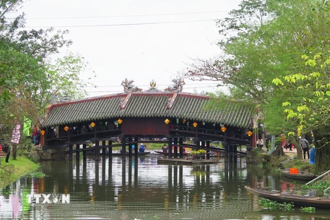 Cầu ngói Thanh Toàn có kiến trúc cổ độc đáo. (Ảnh: Tường Vi/TTXVN) 