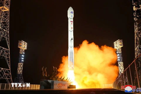 Tên lửa đẩy Chollima-1 mang theo vệ tinh trinh sát Malligyong-1 rời bệ phóng tại Bãi phóng vệ tinh Sohae ở quận Cholsan, tỉnh Bắc Phyongan, Triều Tiên ngày 21/11/2023. (Nguồn: Yonhap/TTXVN) 