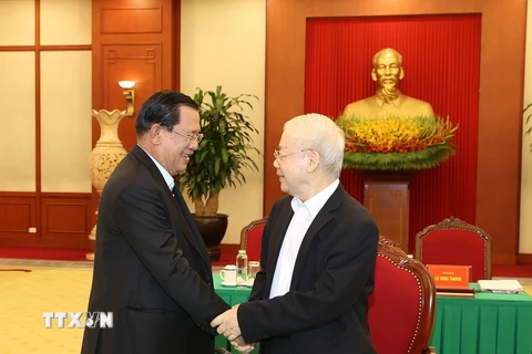 Tổng Bí thư Nguyễn Phú Trọng và Chủ tịch Đảng Nhân dân Campuchia Samdech Techo Hun Sen. (Ảnh: Trí Dũng/TTXVN) 