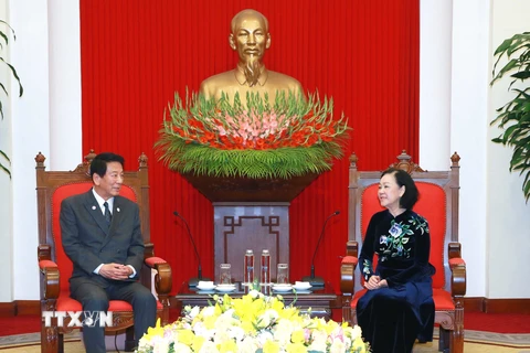 Thường trực Ban Bí thư Trương Thị Mai tiếp cựu Đại sứ đặc biệt Việt Nam-Nhật Bản Sugi Ryotaro. (Ảnh: Phương Hoa/TTXVN) 