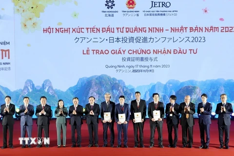 Trao Giấy chứng nhận đầu tư cho các dự án FDI của Nhật Bản tại tỉnh Quảng Ninh. (Ảnh: Văn Đức/TTXVN)