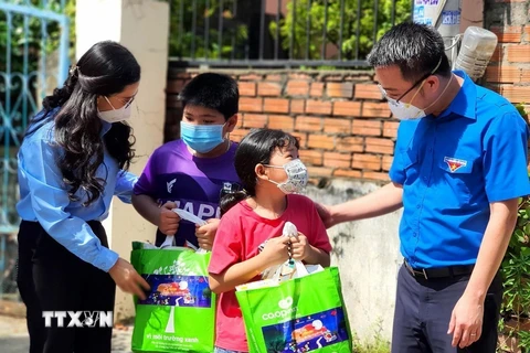 Đoàn viên, thanh niên Thành phố Hồ Chí Minh thăm hỏi, tặng quà cho con công nhân có hoàn cảnh khó khăn, người lao động tại các khu nhà trọ. (Ảnh: Thanh Vũ/TTXVN) 