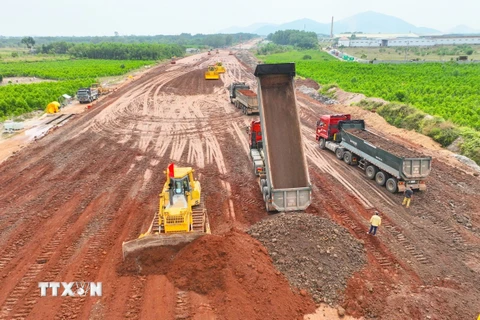 Ngay sau khi mùa mưa kết thúc, dự án thành phần 3 cao tốc Biên Hòa-Vũng Tàu thi công nhộn nhịp, hối hả hơn. (Ảnh: Hoàng Nhị/TTXVN)
