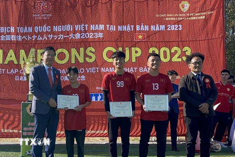 Đại sứ Việt Nam tại Nhật Bản Phạm Quang Hiệu động viên các cầu thủ. (Ảnh: Phạm Tuân/TTXVN)