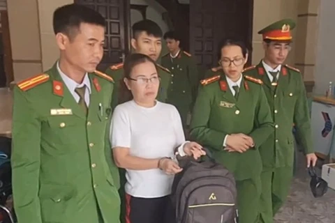 Cơ quan Cảnh sát Điều tra Công an huyện Hậu Lộc (Thanh Hóa) thi hành Lệnh bắt bị can để tạm giam đối với Nguyễn Thị Xuyến. (Nguồn: Cơ quan Công an)