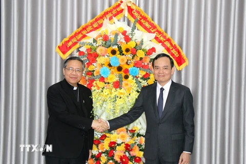 Phó Thủ tướng Trần Lưu Quang chúc mừng Giáng sinh Giám mục Giáo phận Phan Thiết Giuse Đỗ Mạnh Hùng. (Ảnh: Nguyễn Thanh/TTXVN)