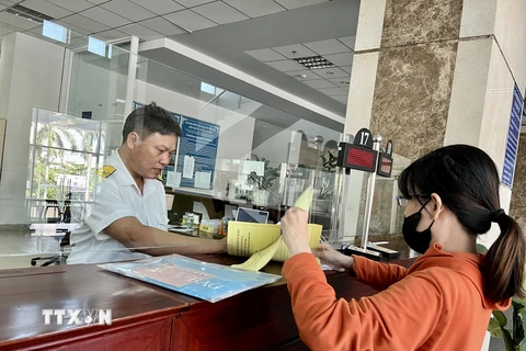Người dân thực hiện giao dịch tại Cục Thuế Thành phố Hồ Chí Minh. (Ảnh: Hứa Chung/TTXVN)