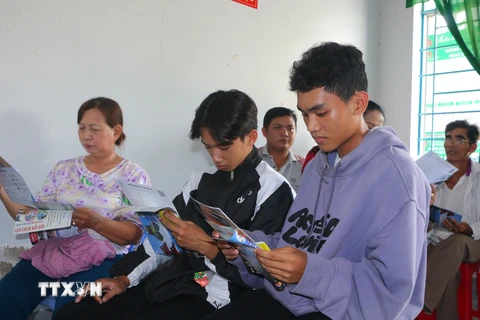 Thanh niên vùng dân tộc thiểu số Sóc Trăng tìm hiểu thông tin về xuất khẩu lao động. (Ảnh: Tuấn Phi/ TTXVN)
