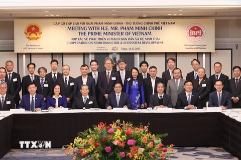 Thủ tướng Phạm Minh Chính với một số doanh nghiệp Nhật Bản về vi mạch bán dẫn. (Ảnh: Dương Giang/TTXVN)