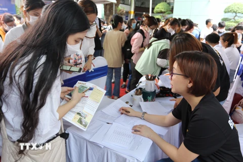 Đông đảo sinh viên, người lao động tham gia “Ngày hội tuyển dụng, việc làm năm 2023” tại Trường Đại học Công nghiệp Thành phố Hồ Chí Minh. (Ảnh: Thanh Vũ/TTXVN)
