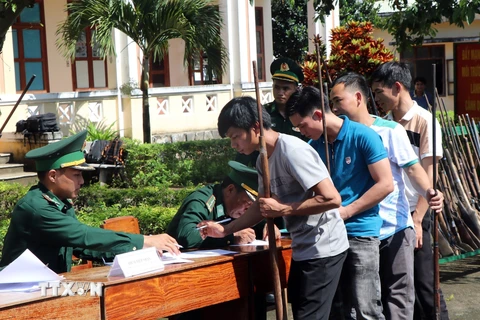 Người dân tự nguyện giao nộp vũ khí tại đồn Biên phòng Ia Đal, tỉnh Kon Tum. (Ảnh: Cao Nguyên/TTXVN)