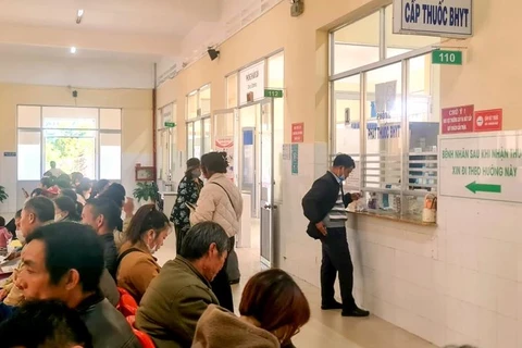 Người dân chờ cấp thuốc tại phòng cấp thuốc bảo hiểm y tế của Bệnh viện Đa khoa Lâm Đồng. (Nguồn: Báo Lâm Đồng) 