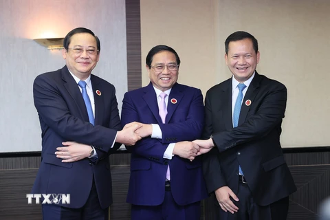 Thủ tướng Phạm Minh Chính cùng Thủ tướng Lào Sonexay Siphandone và Thủ tướng Campuchia Hun Manet. (Ảnh: Dương Giang/TTXVN)