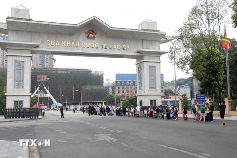Hoạt động xuất nhập cảnh qua Cửa khẩu Quốc tế Lào Cai. (Ảnh: Quốc Khánh/TTXVN)