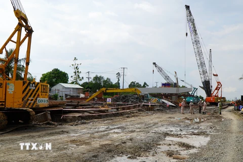 Thi công Dự án thành phần 1 Cao tốc Cao Lãnh-An Hữu, đoạn thuộc xã Nhị Mỹ, huyện Cao Lãnh, tỉnh Đồng Tháp. (Ảnh: Nhựt An/TTXVN)