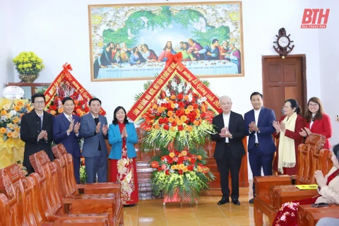 Trưởng Ban Dân vận Trung ương Bùi Thị Minh Hoài và lãnh đạo tỉnh Thanh Hóa tặng hoa chúc mừng Linh mục Trần Xuân Mạnh và bà con giáo dân đón Giáng sinh 2023 an lành, hạnh phúc. (Nguồn: Báo Thanh Hóa)