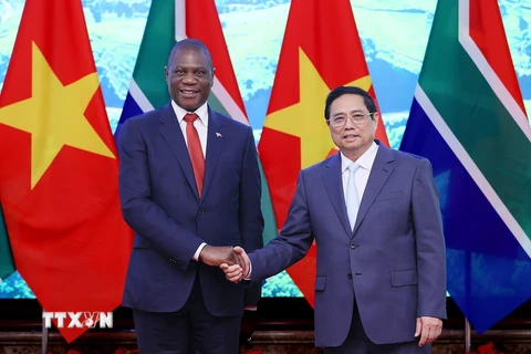 Thủ tướng Phạm Minh Chính tiếp Phó Tổng thống Cộng hòa Nam Phi Paul Mashatile. (Ảnh: Dương Giang/TTXVN)