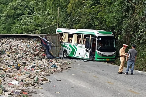Xe chở rác va chạm xe khách ở đèo Bảo Lộc, một số du khách nước ngoài bị thương