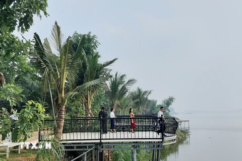 Du khách thưởng lãm vẻ đẹp hồ Đồng Mô, thị xã Sơn Tây (Hà Nội). (Ảnh: Đinh Thuận/TTXVN)