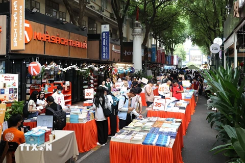 Đường sách Thành phố.Hồ Chí Minh luôn nhộn nhịp, thu hút đông đảo bạn trẻ đến tham quan, tìm hiểu sách. (Ảnh: Anh Tuấn/TTXVN)