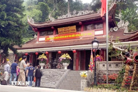 Khách du lịch tới tham quan, chiêm bái đền thờ Quốc mẫu Tây Thiên tại huyện Tam Đảo. (Ảnh: Hoàng Hùng/TTXVN)