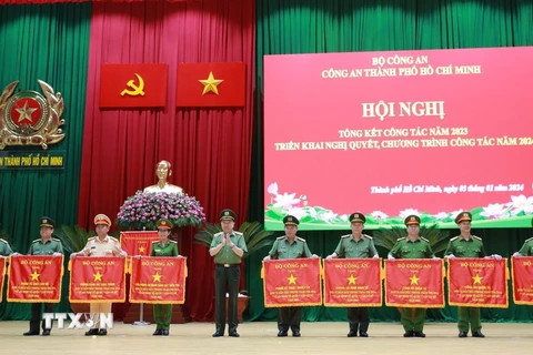 Đại tướng Tô Lâm trao cờ thi đua của Bộ Công an cho các đơn vị của Công an Thành phố Hồ Chí Minh. (Ảnh: TTXVN phát)